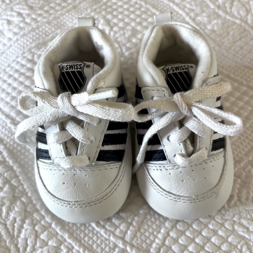 K-SWISS TODDLER TENNIS SHOES. White with Navy Blue Stripes. Casual-Low. Size 2👟